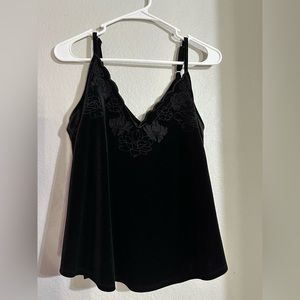 Women’s velvet material tank top size medium.